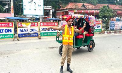 মাদারীপুরের রাস্তায় ট্রাফিকের দায়িত্ব পালন করছে শিক্ষার্থীরা